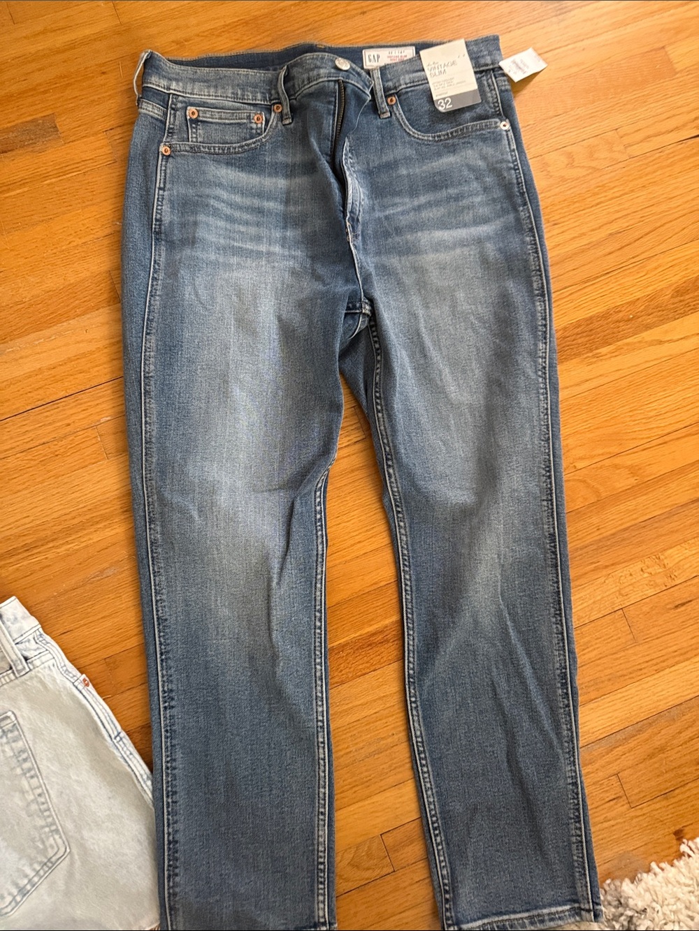 GAP women’s size 32 Medium Blue Slim Straight Jeans NWT